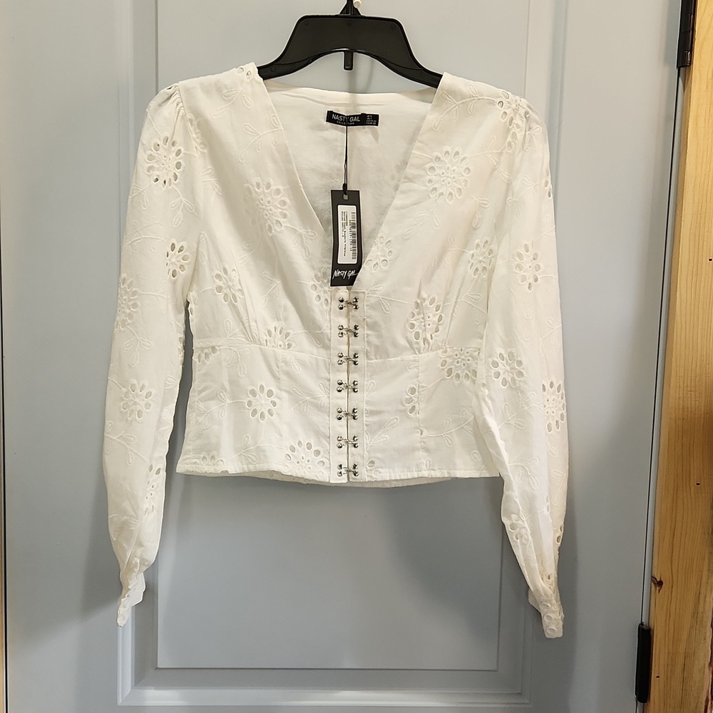 🏷️ Nasty Gal Hook Me Good Woman's Blouse Size 2 in White